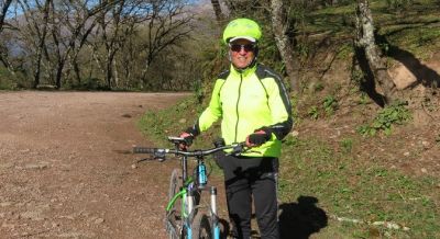 Eli Baron Cycling on the  tour with redspokes